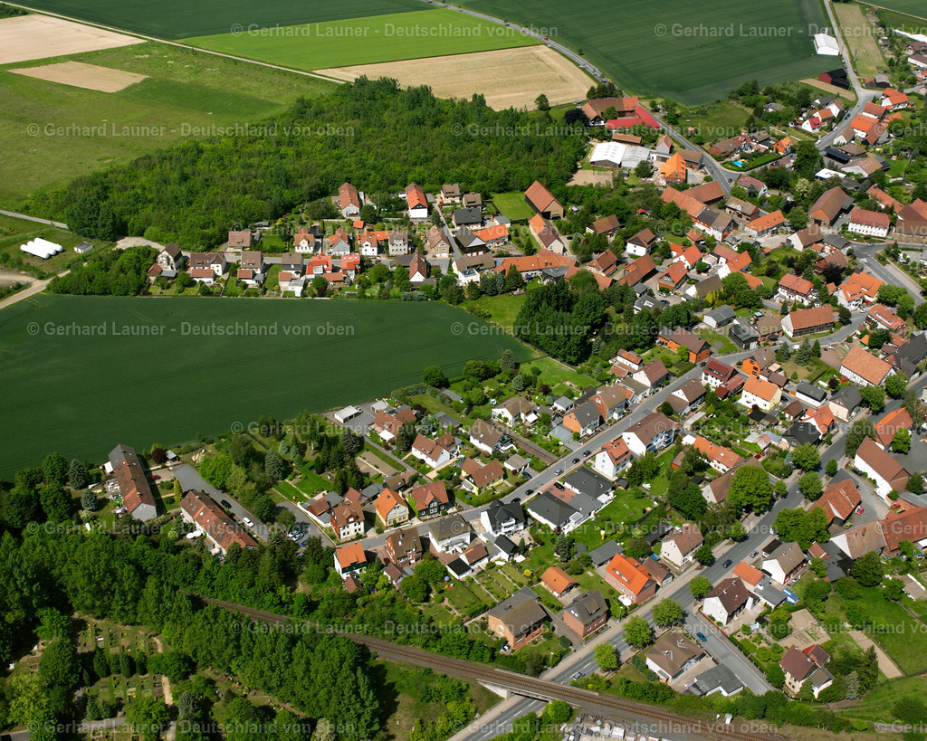 2638470 | HARLINGERODE 09.06.2006 Wohngebiet - Mischbebauung der Mehr- und Einfamilienhaussiedlung  in Harlingerode im Bundesland Niedersachsen, Deutschland // Residential area - mixed development of a multi-family housing estate and single-family housing estate  in Harlingerode in the state Lower Saxony, Germany Foto: Gerhard Launer