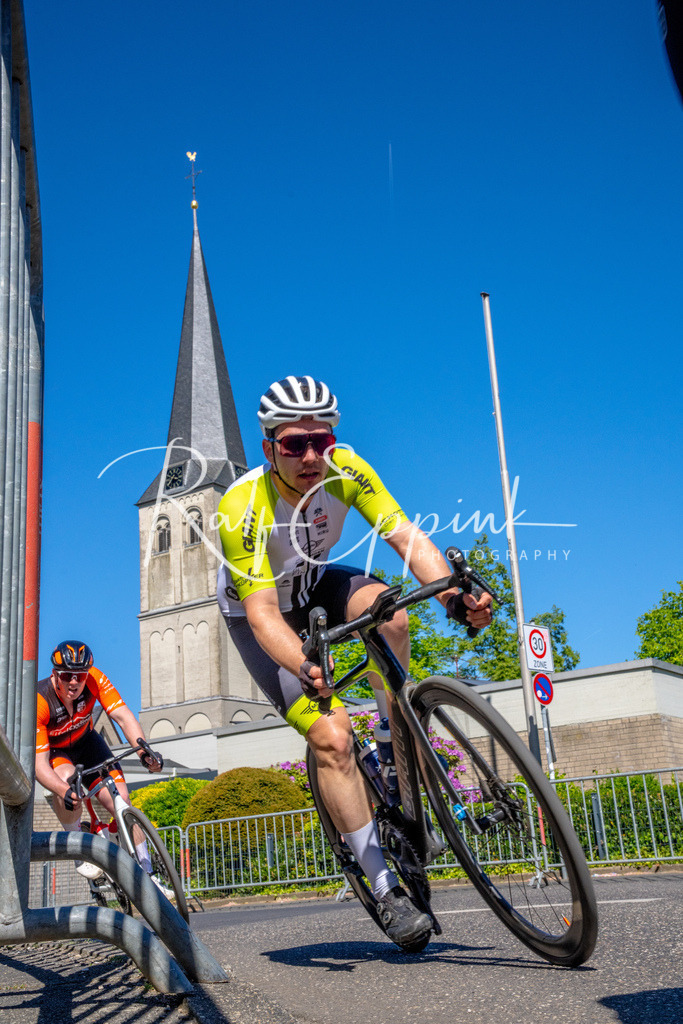 Spurt in den Mai 2026 - Großer Preis der Sparkasse Neuss | Annual one-day road cycling race "Großer Preis der Sparkasse Neuss" held in Büttgen, Germany, organized by VfR Büttgen 1912 e.V. The event features multiple races across all age categories from U11 youth to Elite men. - Realisiert mit Pictrs.com