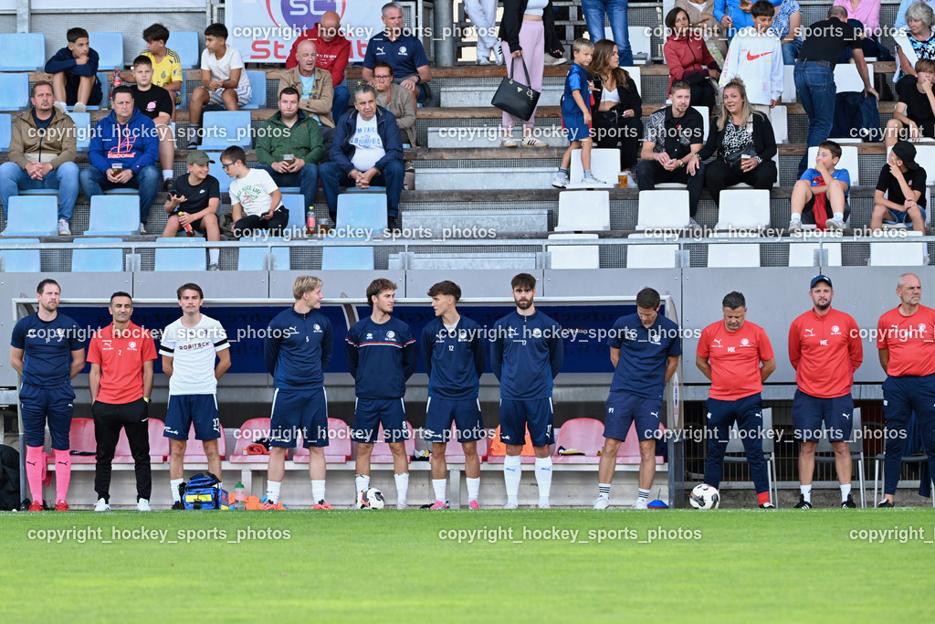 SC St. Veit vs. FC Nussdorf Debant | Headcoach SC St. Veit Martin Harald Kaiser, Asisstentcoach St. Veit Christoph Götzhaber, Tormanntrainer SC St. Veit Wolfgang Martin Nagele, Gedenkminute, Spielerbank SC St. Veit, SC St. Veit vs. FC Nussdorf Debant, SC St. Veit vs. FC Nussdorf Debant am 22.08.2025 in St. Veit an der Glan (Jacques Lemans Arena), Austria, (Photo by Bernd Stefan)