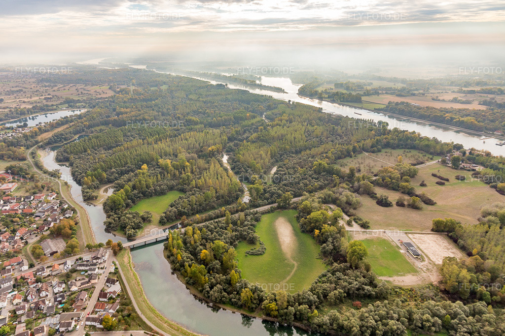 Luftbild: Fährstraße zum Rhein im Ortsteil Plittersdorf in Rastatt im Bundesland Baden-Württemberg in Deutschland. Foto: IMG_112024.jpg vom 11.10.2018 durch Werner Riehm/FLY-FOTO.de