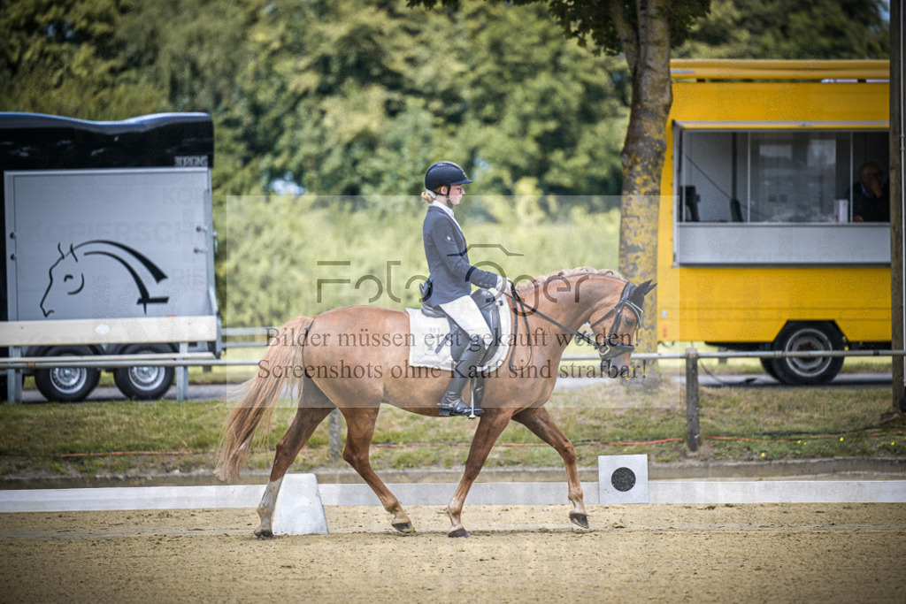 DOS_3760 | Entdecke hochwertige Reitturnierfotos von Foto Oger. Professionell, emotional und authentisch – jetzt Lieblingsmomente im Shop bestellen.Deutschlandweite Turnierfotografie. - Realisiert mit Pictrs.com