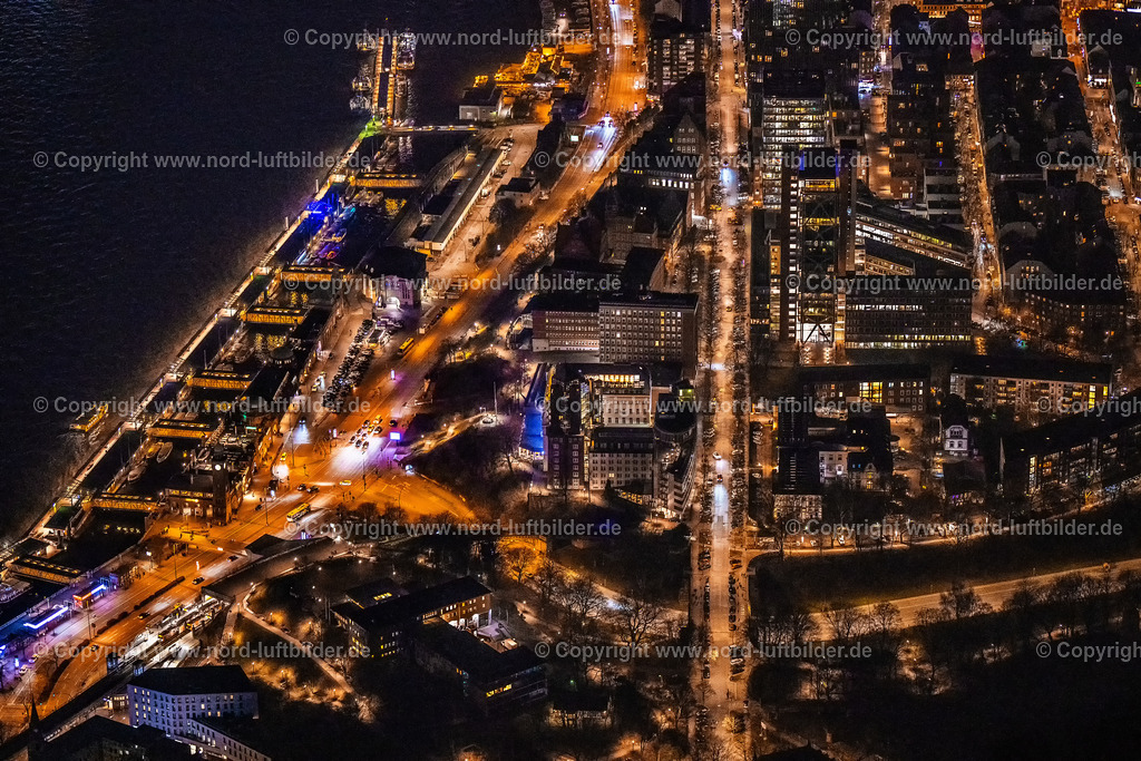 Hamburg_St.Pauli_Landungsbrücken_Nachtaufnahme_ELS_6508060325 | HAMBURG 06.03.2025 Nacht- Lichter und Beleuchtung Hafenanlagen Landungsbrücken am Ufer des Fluß- Verlaufes der Elbe in Hamburg. // Night lighting port facilities Landungsbruecken on the banks of the river course of the Elbe in Hamburg, Germany. Foto: Martin Elsen