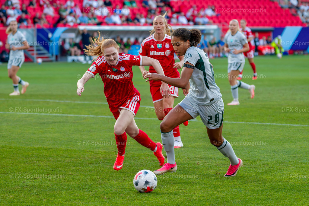 Supercup-Frauen-Bayern-Muenchen-vs-VfL-Wolfsburg 026 | Sportfotos und Eventgalerien von FX-Sportfotografie. Bilder von Fußball, Vereinsveranstaltungen und Events direkt ansehen und als Download bestellen. - Realisiert mit Pictrs.com