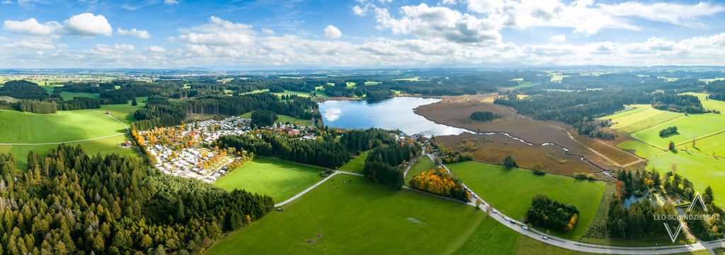Fotografie_Leo_Schindzielorz_DE_Herbst_Allgaeu_Aitrang_Elbsee_20221003_DJI_0663-Pano_org | Atmosphärische Landschaftsbilder & Drohnenaufnahmen aus dem Allgäu, Tirol, Südtirol & der Schweiz – ideal für Leinwanddrucke & zur stilvollen Raumgestaltung. - Realisiert mit Pictrs.com