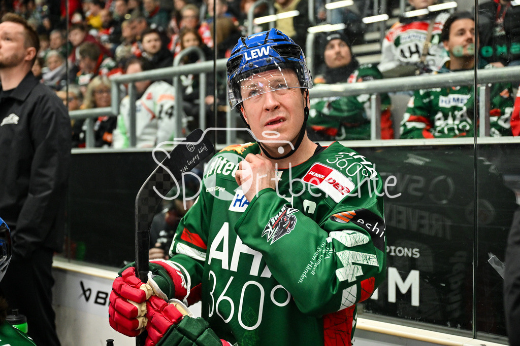 Augsburger Panther - Grizzlys Wolfsburg | AUGSBURG, GERMANY - 15. MARCH: im Bild T. J. TREVELYAN (Augsburger Panther 24) / Einzelfoto / Freisteller während dem Match zwischen den Augsburger Panthern und den Grizzlys Wolfsburg am 52. Spieltag der Penny DEL im Curt Frenzel Stadion