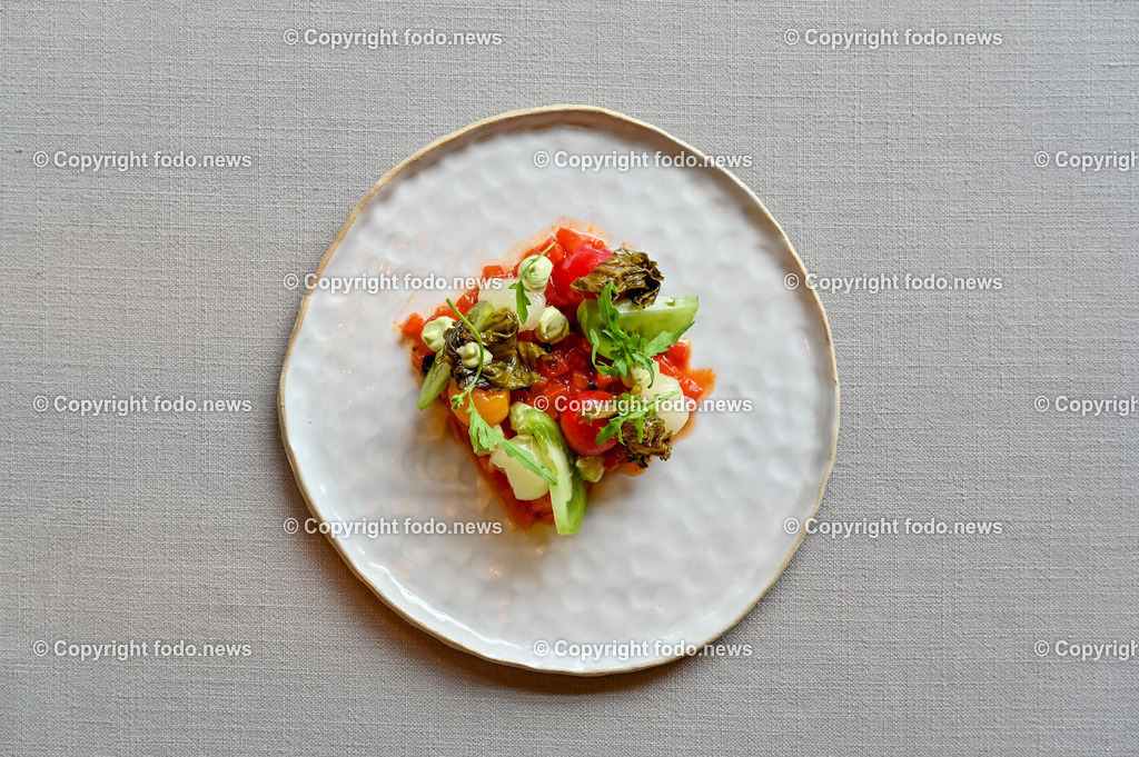 Restaurant Waldschänke_ Clemens und Elisabeth Grabmer_ 25.07.2023-10 | 25.07.2023, Grieskirchen, AUT, Restaurant Waldschänke, Clemens und Elisabeth Grabmer, im Bild Melonentartare mit eingelegten Paradeiser und Basilikum