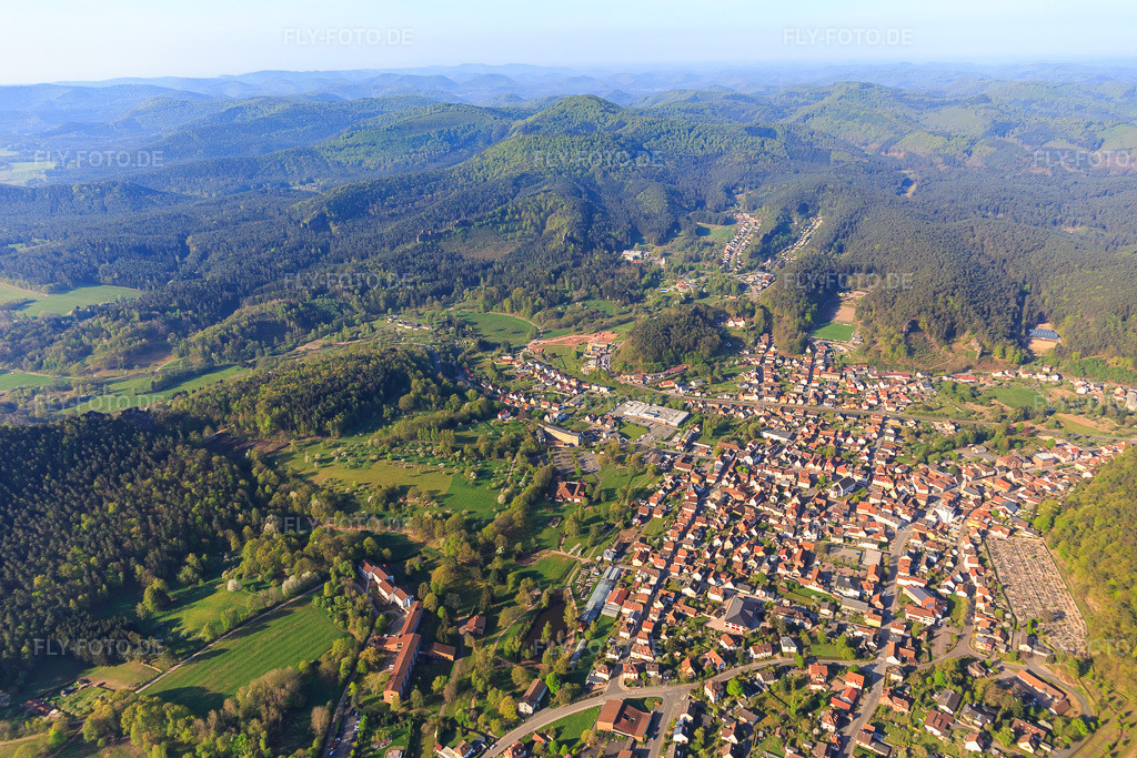 Luftbild: Ortsansicht aus Norden in Dahn im Bundesland Rheinland-Pfalz in Deutschland. Foto: IMG_106920.jpg vom 22.04.2018 durch Werner Riehm/FLY-FOTO.de