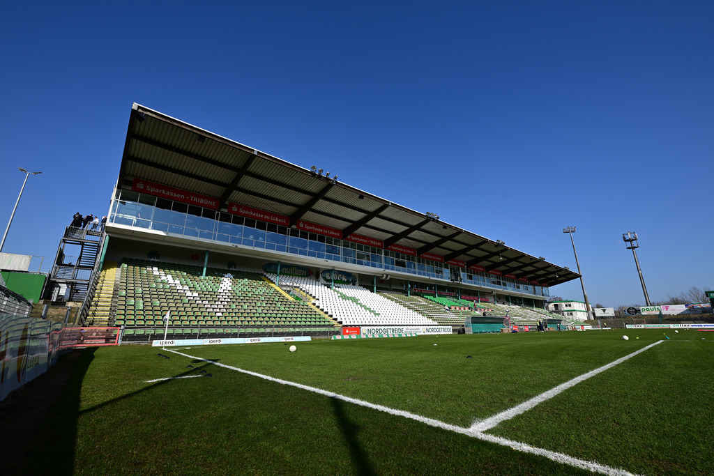 Fußball I Herren I Saison 2024-2025 I Regionalliga Nord I 25. Spieltag I VfB Lübeck - SSV Jeddeloh | Symbol, Symbolfoto, Symbolbild, Sinnbild, Bildsymbol, Darstellung, Signum: Lübecker Lohmühle, Stadion an der Lohmühle, Sitze, Schalensitze, Tribüne, Dach, Vordach, Haupttribüne - Realisiert mit Pictrs.com