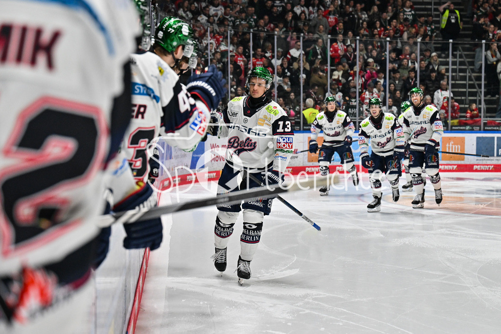 Augsburger Panther - Eisbären Berlin | Jubel der Gäste nach dem Treffer zum 0-2 durch Patrick KHODORENKO (Eisbären Berlin 13) / Tor / Torschuetze / Freude / Happy / DEL: Augsburger Panther  - Eisäbren Berlin; Curt Frenzel Stadion am 03.10.2025
