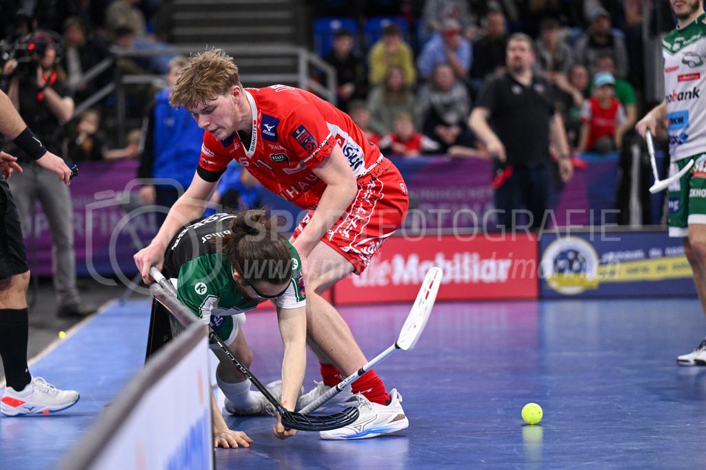 SV Wiler-Ersigen vs Floorball Köniz - 15. April 2023 | SV Wiler-Ersigen vs Floorball Köniz
Stimo Arena, Kloten
David Hermle (#21 Floorball Koeniz) gegen Michal Dudovic (#4 SV Wiler-Ersigen).
Bild: Sportfotografie Markus Aeschimann | www.markus-aeschimann.ch - Realisiert mit Pictrs.com