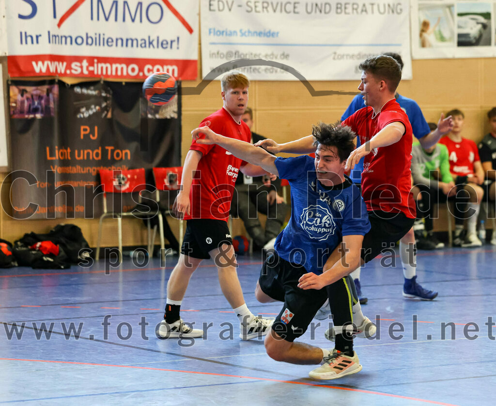 2022-12-17_062_SV_Anzing_gegen_TSV_Simbach | Anzing, Deutschland, 17.12.2022:
Handball, Bayernliga männliche A-Jugend 2022 / 2023, 9. Spieltag, SV Anzing gegen TSV Simbach, Endergebnis: 39:30

Tobias Plaza (TSV Simbach, #94), Sebastian Felber (SV Anzing, #17)

Foto: Christian Riedel / fotografie-riedel.net