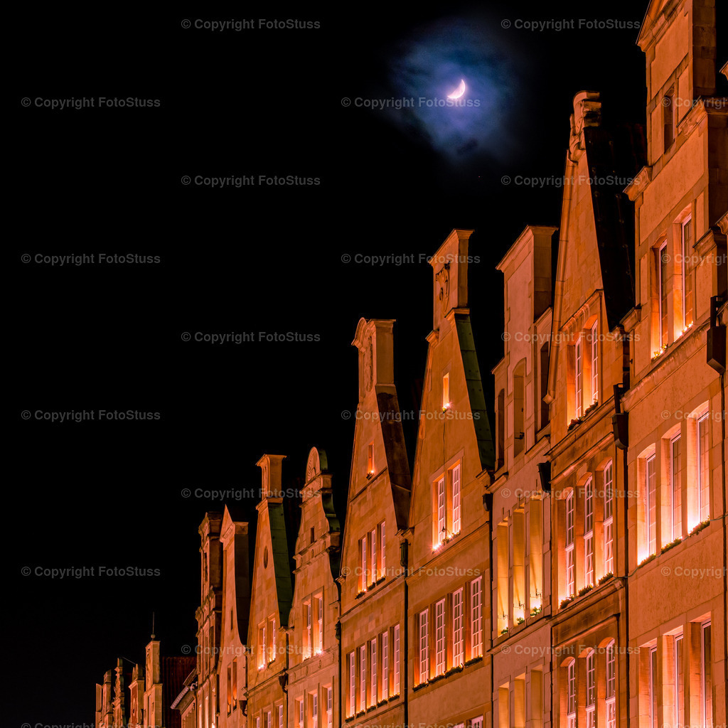 Mond über der Altstadt von Münster | Der Mond über der historischen Fassade der Altstadt von Münster zu Weihnachten bei Nacht. - Realisiert mit Pictrs.com