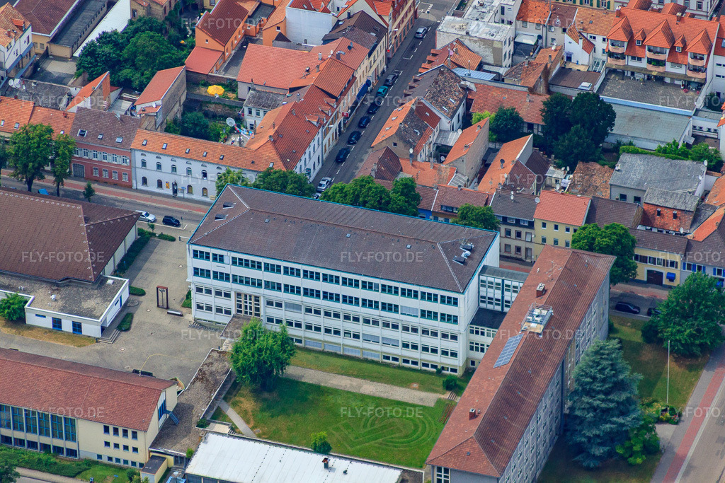 Luftbild: Berufsbildende Schule Germersheim/Wörth in Germersheim im Bundesland Rheinland-Pfalz in Deutschland. – Foto: IMG_29828.jpg vom 02.07.2010 durch Werner Riehm/FLY-FOTO.de – Auflösung des Originals: 4752 x 3168 px – Berufsbildende Schule Germersheim / Wörth