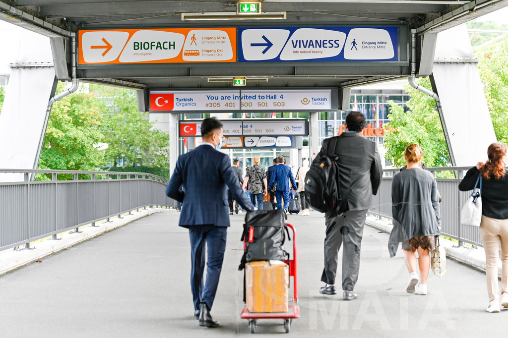 _DWI3415-2 | Das Herz der internationalen Bio-Branche schlug vom 26.–29.07.2022 für vier Tage in Nürnberg. Die BIOFACH, Weltleitmesse für Bio-Lebensmittel, und die VIVANESS, Internationale Fachmesse für Naturkosmetik, meldet sich mit der einmaligen „Summer Edition“ zurück. Groß war die Wiedersehensfreude der über 24.000 Fachbesucher aus 137 Ländern. Im Fokus: Der persönliche Austausch, Networking und vertiefte Gespräche zu den Themen der Zeit. Aber auch: Neuheiten und Trends entdecken und eintauchen mit allen Sinnen in die Produktvielfalt der 2.276 Aussteller aus 94 Ländern. Nürnberg, 29.07.2022 - Realisiert mit Pictrs.com