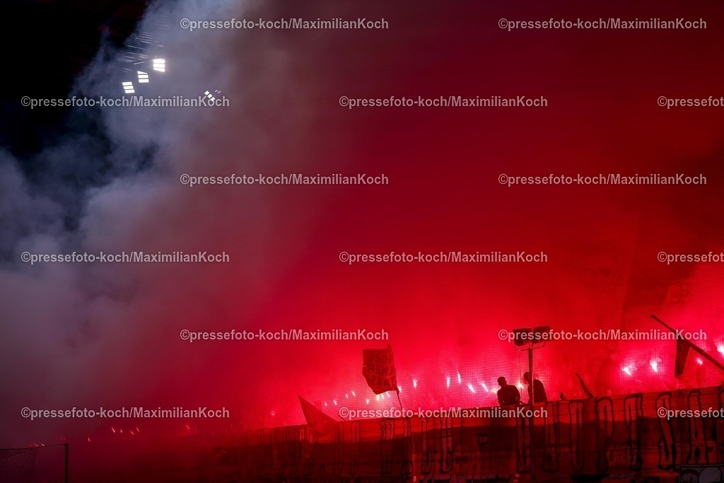 RWE04032601030 | 2026.03.04, Fußball, 3.Liga Herren, Rot-Weiss Essen -  SV Waldhof Mannheim, Stadion Hafenstraße, 27.Spieltag, Saison 2025 / 2026: Fans Ultras auf der Haupttribüne zeigen eine Choreografie Choreo und zünden Pyrotechnik Pyro bengalos Bengalisches Feuer  DFB regulations prohibit any use of photographs as image sequences and or quasi-video.