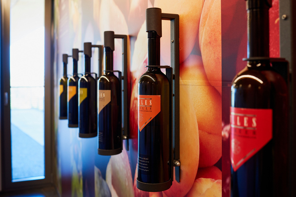 Gölles verschiedene Sorten Schnaps | Riegersburg, Austria - September 12, 2018: Gölles Manufaktur; Erlebnistour, verschiedene Sorten Schnaps. - Realisiert mit Pictrs.com