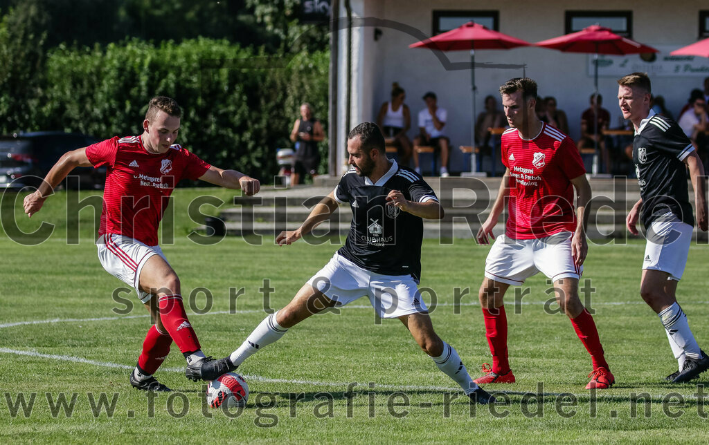 2023-08-20_073_TuS_Oberding_gegen_FC_Finsing_II | Oberding, Deutschland, 20.08.2023:
Fußball, Kreisklasse 2023 / 2024, 3. Spieltag, TuS Oberding gegen FC Finsing II, Endergebnis: 1:1

Thomas Obermaier (FC Finsing, #10), Bernd Lehmer (TuS Oberding, #2), Leon Engelhard (FC Finsing, #8)

Foto: Christian Riedel / fotografie-riedel.net