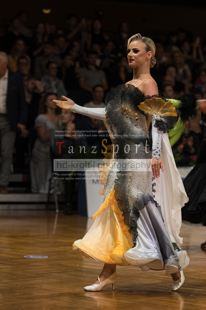 20250820_WDSF Standard Rising Stars R3-3195 | Tanzsportbilder, Standardtanz, Lateintanz, WDSF, DTV, LTVB, dancecomp, goc, hessen tanzt, blaues band der spree, walzer, tango, wiener walzer, slowfox, quickstepp, samba, rumba, cha-cha-cha, paso doble. jive, hd-kroft photography, turniertanzsport