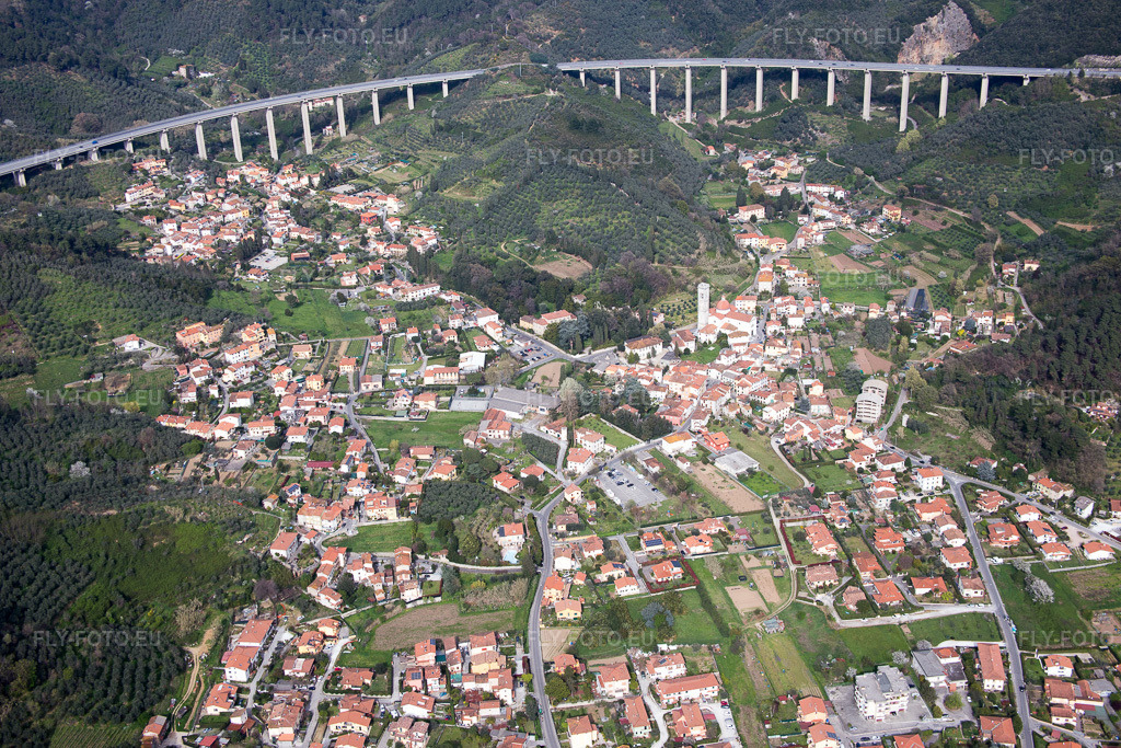 Vue aérienne: Vue de la ville à Massarosa dans le département Lucca, Italie. Photo: IMG_086975.jpg prise le 03/04/2016 par Werner Riehm/FLY-FOTO.eu – Résolution de l'original: 5472 x 3648 px