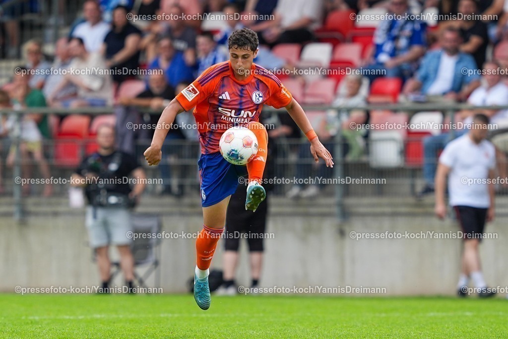 xYDR20072501103 | 20.07.2025, xydrx, Fußball, Rot Weiss Ahlen - FC Schalke 04, Testspiel, Wersestadion: Ayman Emran Gulasi (FC Schalke 04 #34)