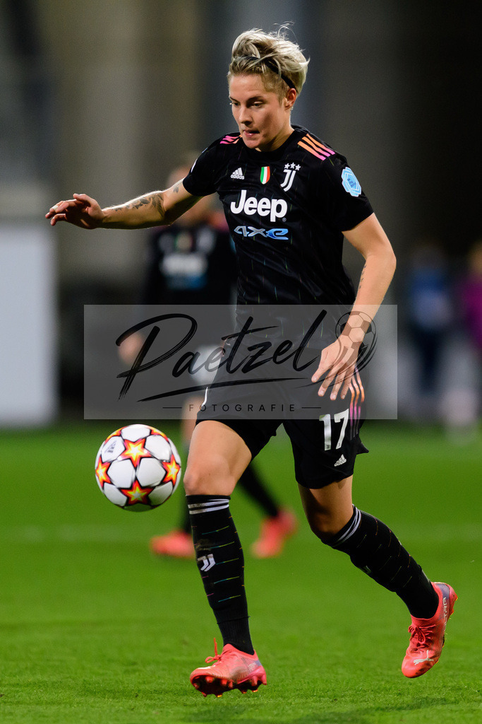 WOBJUV20211118_150 | Fussball, Frauen: Lina Hurtig (Juventus FC) in Aktion, am Ball, Einzelaktion bei dem Spiel der UEFA Women´s Champions League zwischen VfL Wolfsburg und Juventus Turin im AOK-Stadion am 18.11.2021 in Wolfsburg, Deutschland. - Realisiert mit Pictrs.com