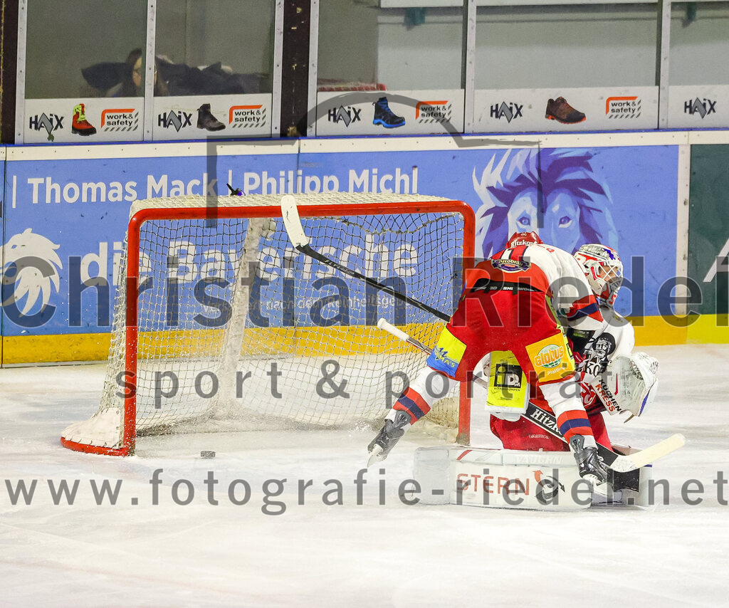 2026-02-20_063_TSV_Erding_gegen_Deggendorfer_SC | Erding, Deutschland, 20.02.2026:Eishockey, Oberliga Süd 2025 / 2026, 49. Spieltag, TSV Erding gegen Deggendorfer SC, Endergebnis: 4:1Curtis Leinweber (Deggendorfer SC, #11), Torwart Timo Pielmeier (Deggendorfer SC, #51)Foto: Christian Riedel / fotografie-riedel.net