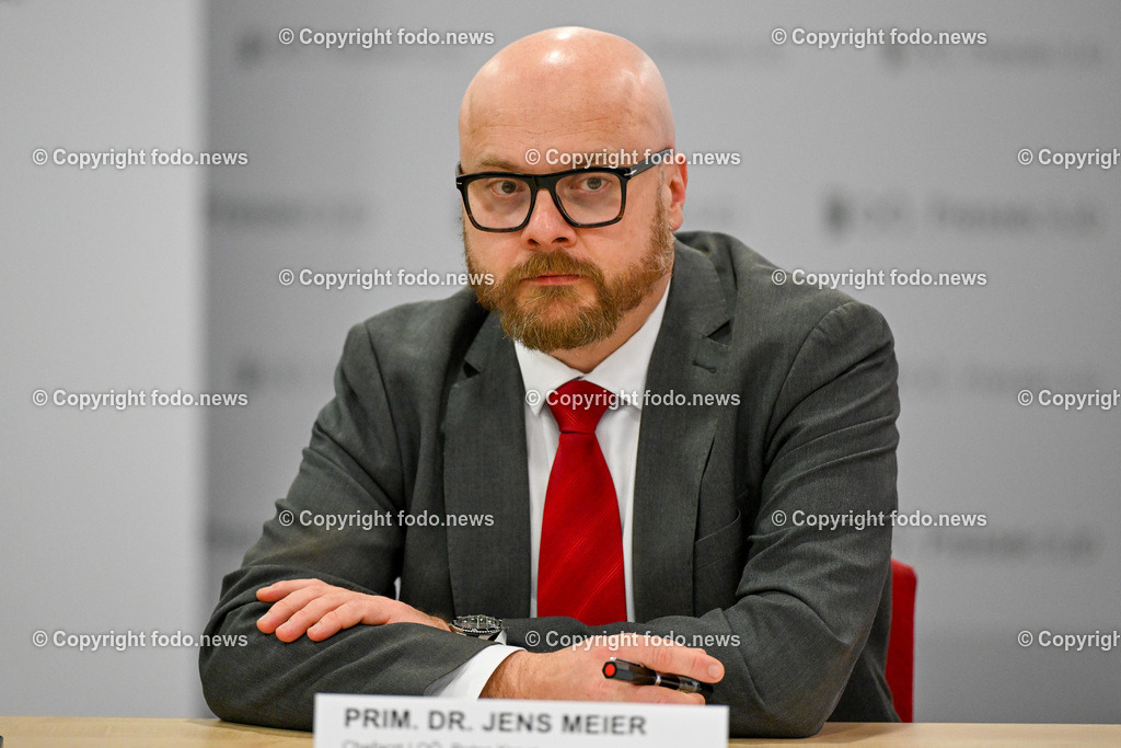 Pressekonferenz Oesterr. Rotes Kreuz_ 50 Jahre Notarztdienst in Ooe_ 31.01.2024-16 | 31.01.2024, Presseclub Linz, AUT, Pressekonferenz Oesterr. Rotes Kreuz, 50 Jahre Notarztdienst in Ooe, im Bild Jens Meier (Primar, Vorstand der Klinik für Anaesthesiologie und Operative Intensivmedizin am Kepler Universitaetsklinikum, Chefarzt Ooe. Rotes Kreuz)