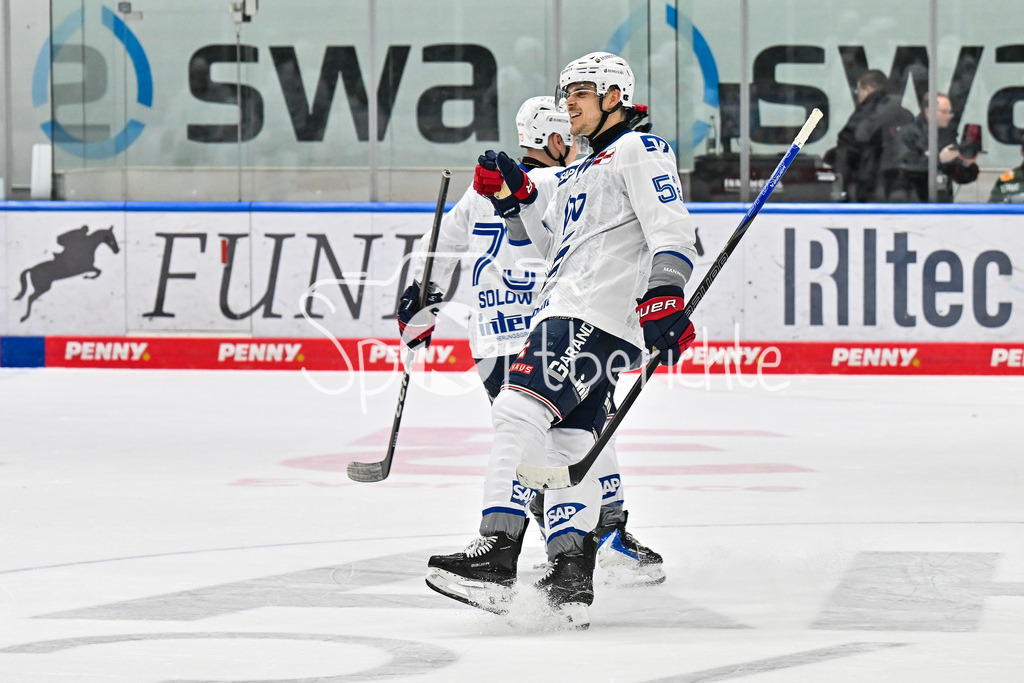 Augsburger Panther - Adler Mannheim | AUGSBURG, GERMANY - 28. DECEMBER: Jubel der Gäste nach dem entscheidenden Penalty zum 2-3 durch Nicolas MATTINEN (Adler Mannheim 52) / Tor / Torschuetze / Freude / Happy während dem Match zwischen den Augsburger Panthern und den Adler Mannehim am 33. Spieltag der Penny DEL im Curt Frenzel Stadion