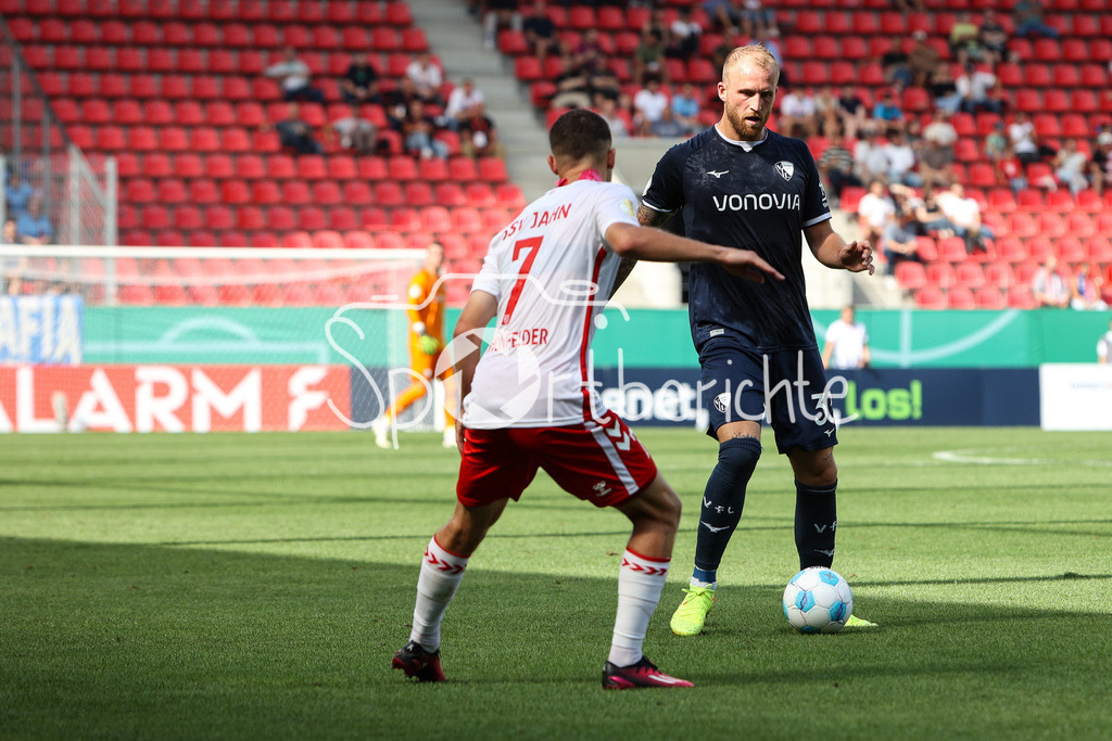 SSV Jahn Regensburg - VfL Bochum | Im Duell Oscar SCHOENFELDER (Jahn #7) und Philipp HOFMANN (VFL #33) / Zweikampf