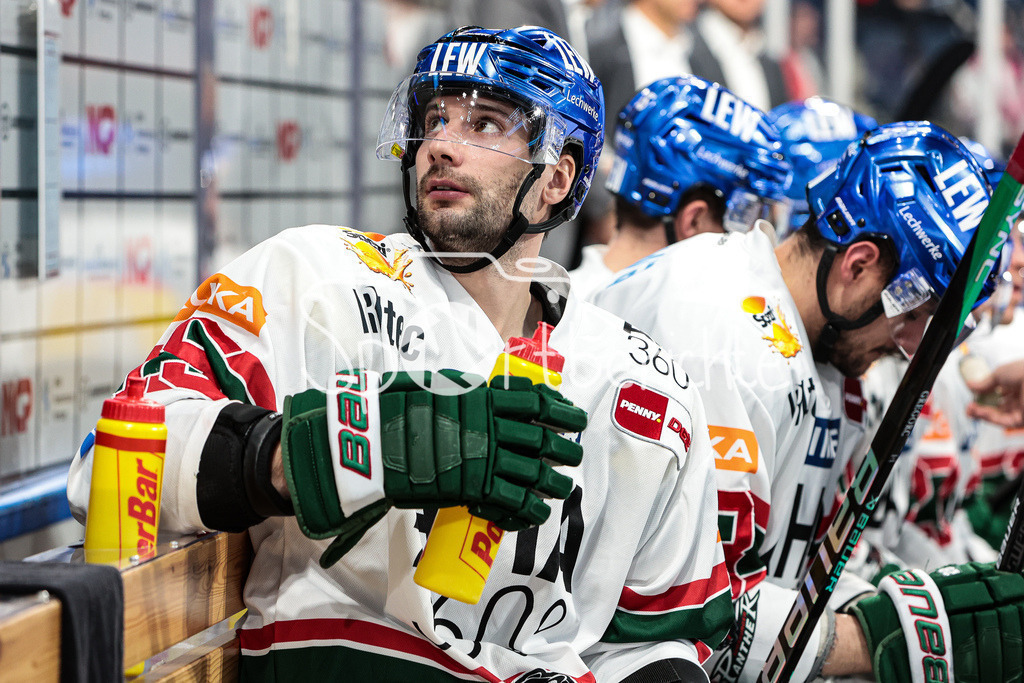 Nuernberg ICE Tigers - Augsburger Panther | Blaz Gregorc (AEV #15) im Gespraech auf der Bank