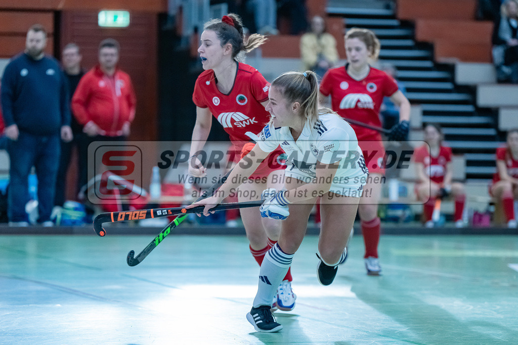 HK_20231217_107671 | 1. Bundesliga Damen Crefelder HC - Düsseldorfer HC  am 17.12.2023 Sporthalle Glockenspitz, Krefeld , Causin Anna-Sopie ( Crefelder HTC #20 ) , Mabel Brands ( Düsseldorfer HC #7 )