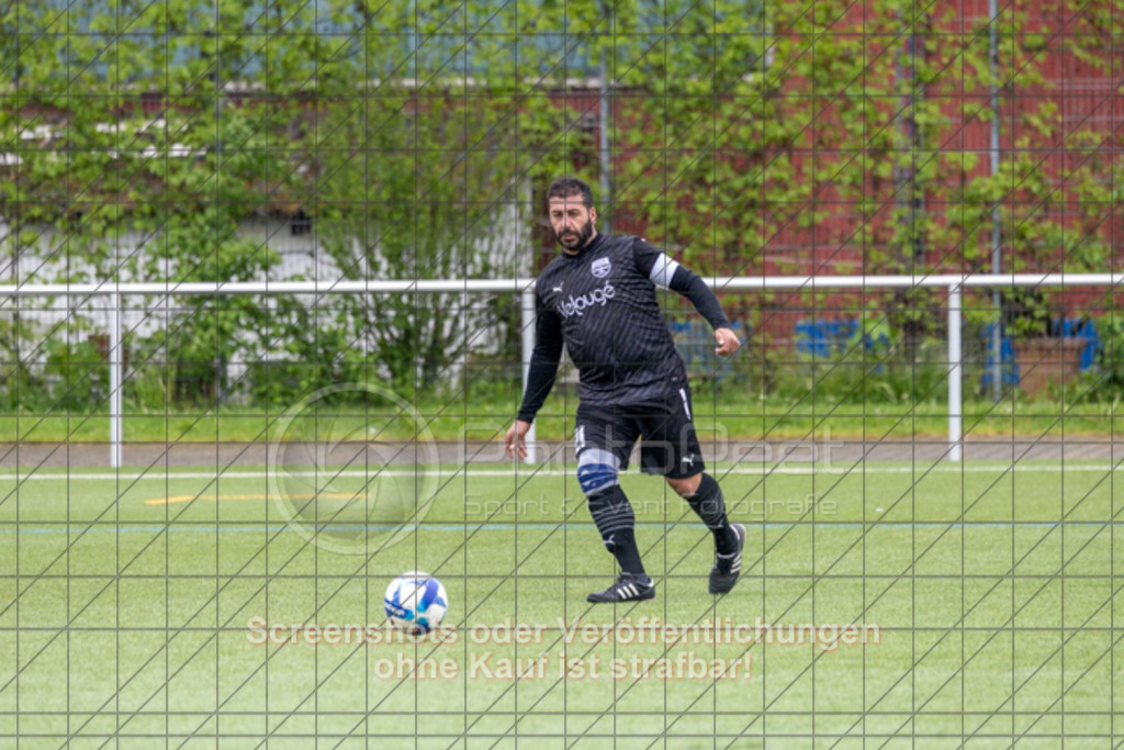 20250504_150549_0117 | #,SSV Göppingen (schwarz) vs. TSV Wäschenbeuren (grün), Fussball, Kreisliga A3 - Bezirk Neckar/Fils, 25. Spieltag, Saison 2024/2025, Kunstrasensportplatz Nord, Hohenstaufenstr. 123, 73033 Göppingen, 04.05.2025 - 15:00 Uhr,Foto: PhotoPeet-Sportfotografie/Peter Harich