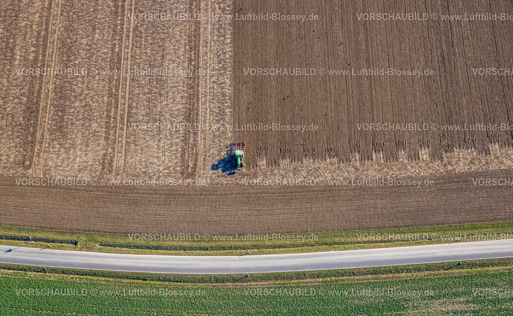 Soest250306248 | Luftbild, Traktor und landwirtschaftliche Arbeiten auf einem Feld, Paradiese, Soest, Soester Börde, Nordrhein-Westfalen, Deutschland