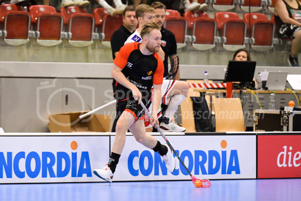 HC Rychenberg vs. Floorball Köniz - 28. August 2022 | HC Rychenberg vs. Floorball Köniz
AXA Arena, Winterthur
Noah Püntener (#19 HC Rychenberg)
Bild: Sportfotografie Markus Aeschimann | www.markus-aeschimann.ch - Realisiert mit Pictrs.com