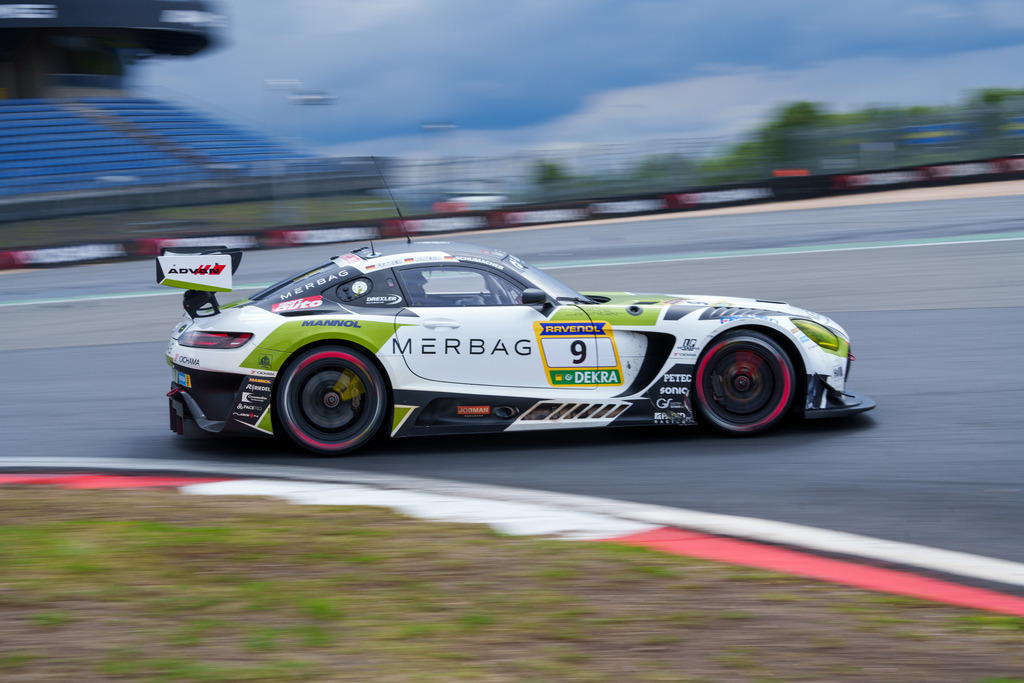 22.06.2024: ADAC Nürburgring Langstrecken-Serie (NLS), Rennen 3 Bild: #9 Team ADVAN HRT Streckenabschnitt Castrol-S Nürburgring GP Strecke | 22.06.2024: ADAC Nürburgring Langstrecken-Serie (NLS), Rennen 3 Bild: #9 Team ADVAN HRT Streckenabschnitt Castrol-S Nürburgring GP Strecke - Realisiert mit Pictrs.com