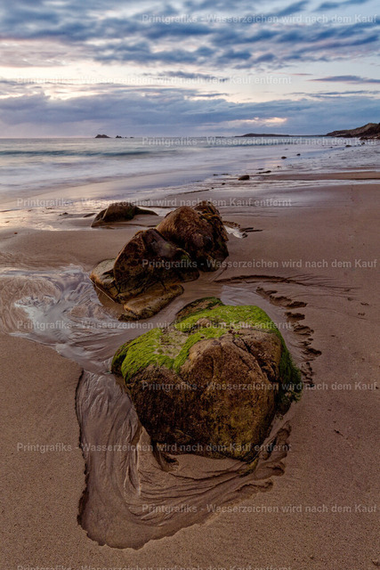 Felsen am Strand der Bretagne | Ruhige Strandlandschaft in der Bretagne mit moosbewachsenen Felsen, sanfter Brandung und weitem Himmel. Die natürlichen Linien im Sand und die gedämpfte Lichtstimmung verleihen der Szene eine stille, maritime Tiefe. - Realisiert mit Pictrs.com