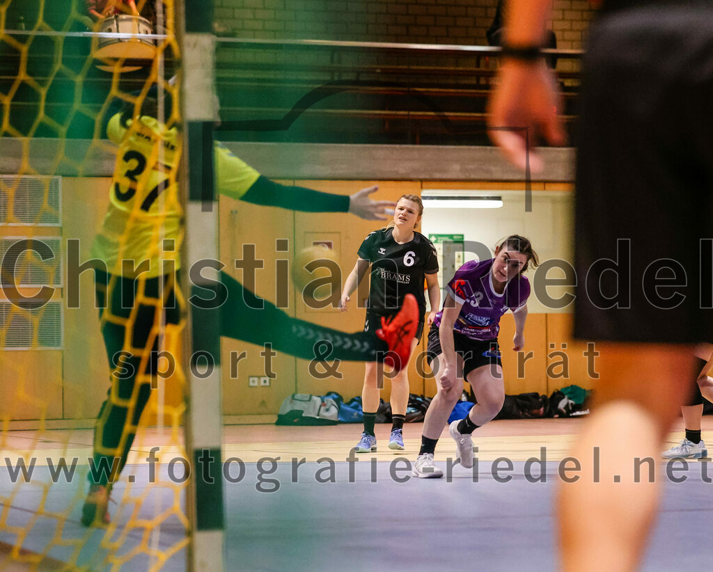 2024-02-10_037_SpVgg_Altenerding_gegen_SVA_Palzing | Erding, Deutschland, 10.02.2024:
Handball, Bezirksoberliga Frauen Altbayern 2023 / 2024, 14. Spieltag, SpVgg Altenerding gegen SVA Palzing, Endergebnis: 27:28

Torfrau Vivian Beier (SVA Palzing, #37), Claudia Hilpert (SVA Palzing, #6), Katharina Künstner (SpVgg Altenerding, #23)

Foto: Christian Riedel / fotografie-riedel.net