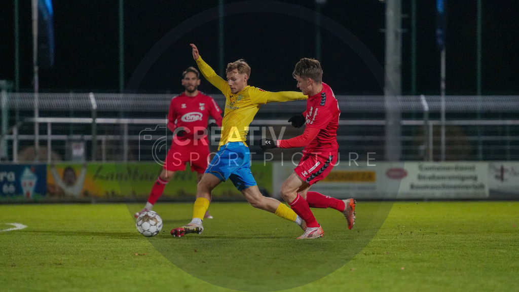 Fußball, Herren, Saison 2025/2026, Regionalliga Nordost, 17. Spieltag, FSV 63 Luckenwalde vs. ZFC Meuselwitz, Freitag 28.11.2025, Werner-Seelenbinder-Stadion Luckenwalde, | Fußball, Herren, Saison 2025/2026, Regionalliga Nordost, 17. Spieltag, FSV 63 Luckenwalde vs. ZFC Meuselwitz, Freitag 28.11.2025, Werner-Seelenbinder-Stadion Luckenwalde, Im Bild: Fabio Schneider (l. Luckenwalde) und Florian Hansch (r. Meuselwitz) - Realisiert mit Pictrs.com