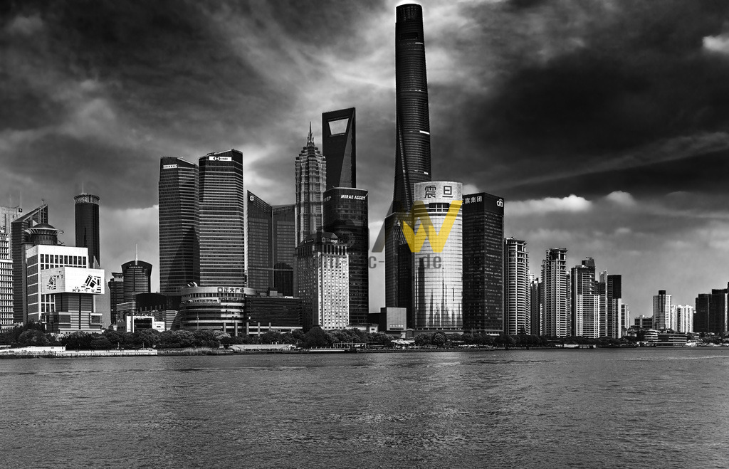 Die Skyline von Shanghai in tollem schwarz weiss-----China | Das Bild zeigt die beeindruckende Skyline des Finanzviertels Pudong in Shanghai, China, mit dem markanten Shanghai Tower als zentralem Element. Der Shanghai Tower ist mit 632 Metern das höchste Gebäude Chinas und das dritthöchste der Welt. Er bildet ein Ensemble mit dem 420 Meter hohen Jin Mao Tower und dem 492 Meter hohen Shanghai World Financial Center (dem "Flaschenöffner"). Das Gebäude ist für sein innovatives, nachhaltiges Design mit einer gedrehten Glasfassade bekannt. Eine öffentlich zugängliche Aussichtsplattform befindet sich in der 121. Etage auf 562 Metern Höhe.  - Realisiert mit Pictrs.com