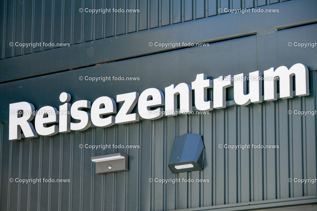 Deutschland_ Baden-Wuerttemberg_ Ulm_ 11.04.2025-32 | 11.04.2025, Deutschland, GER, Baden-Wuerttemberg, Ulm, im Bild Themenbild, Reisezentrum, Schild, Logo, Feature, Symbolbild 