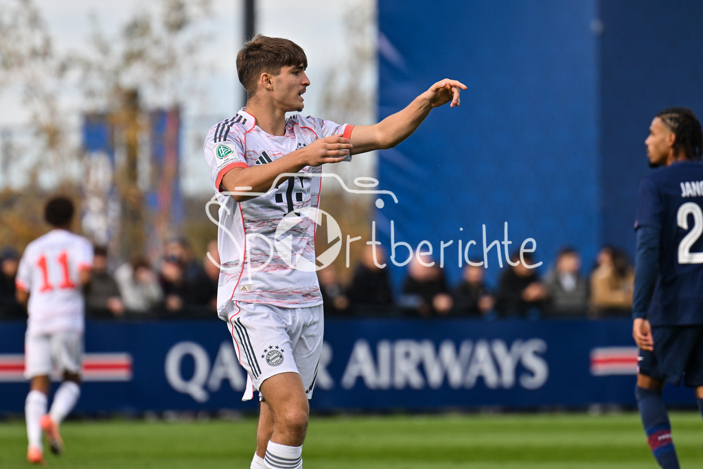 Paris Saint Germain U19 - FC Bayern München U19 | PARIS, FRANKREICH - 4. NOVEMBER: im Bild Raphael PAVLIC (FC Bayern München U19 5) / Einzelfoto / Freisteller beim Ligaspiel zwischen der U19 von Paris Saint Germain und der U19 des FC Bayern München am 4. Spieltag der UEFA Youth League am PSG Campus am 04.11.2025