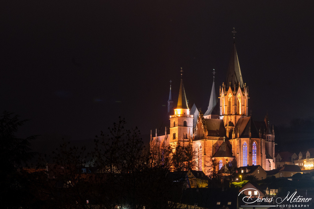 Katharinenkirche in Oppenheim | Die imposante Katharinenkirche in Oppenheim gilt als eine der bedeutendsten gotischen Kirchen am Rhein. Ihre Errichtung erfolgte in mehreren Bauabschnitten im 13., 14. und 15. Jahrhundert. Heute ist sie eine der schönsten Sehenswürdigkeiten in Rheinhessen.