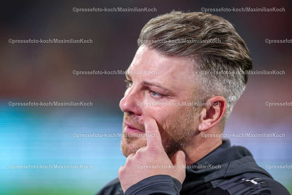 Due09112401002 | 09.11.2024, Fußball, Fortuna Düsseldorf - SC Paderborn 07, 2. Bundesliga, Merkur Spiel-Arena, Saison 2024 2025: Trainer Lukas Kwasniok (Cheftrainer Paderborn)DFB regulations prohibit any use of photographs as image sequences and or quasi-video.