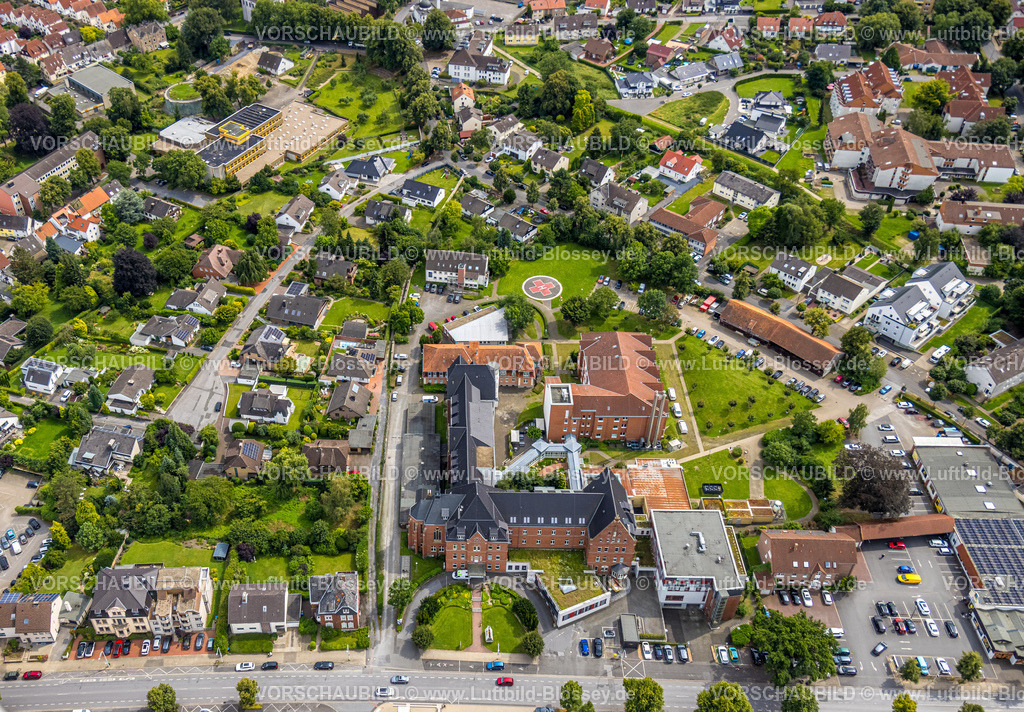 Werl240711948 | Luftbild, Mariannen-Hospital Werl gGmbH Krankenhaus mit Hubschrauberlandeplatz, hinten Ursulinengymnasium und Sporthalle und Schlossruine des ehemaligen kurfürstlichen Stadtschlosses, Werl, Soester Börde, Nordrhein-Westfalen, Deutschland