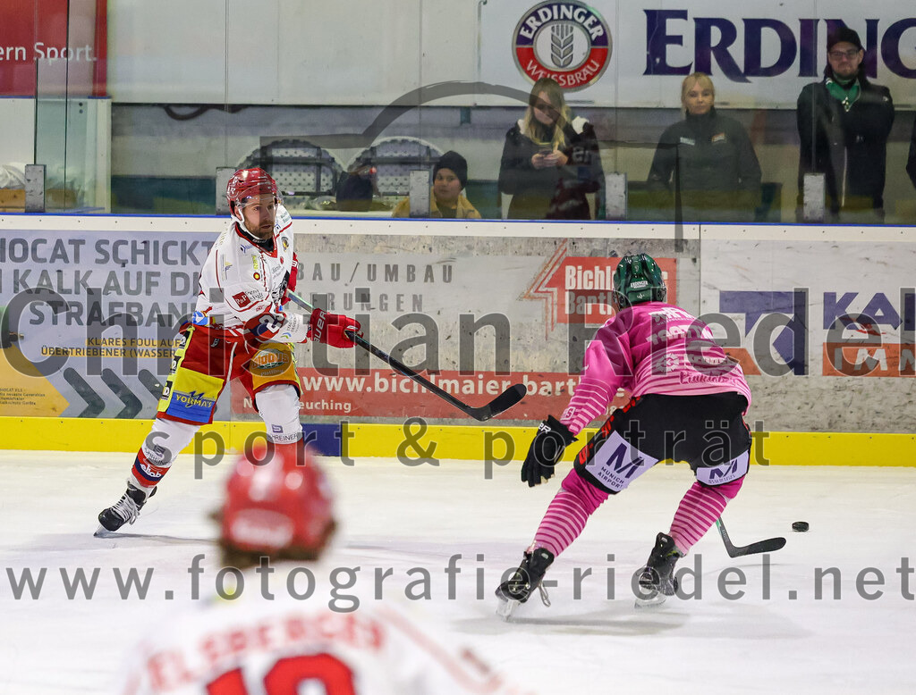 2025-10-24_070_TSV_Erding_gegen_Deggendorfer_SC | Erding, Deutschland, 24.10.2025:Eishockey, Oberliga Süd 2025 / 2026, 11. Spieltag, TSV Erding gegen Deggendorfer SC, Endergebnis: 2:4Ondrej Pozivil (Deggendorfer SC, #25), Louis Trattner (Erding Gladiators, #7)Foto: Christian Riedel / fotografie-riedel.net