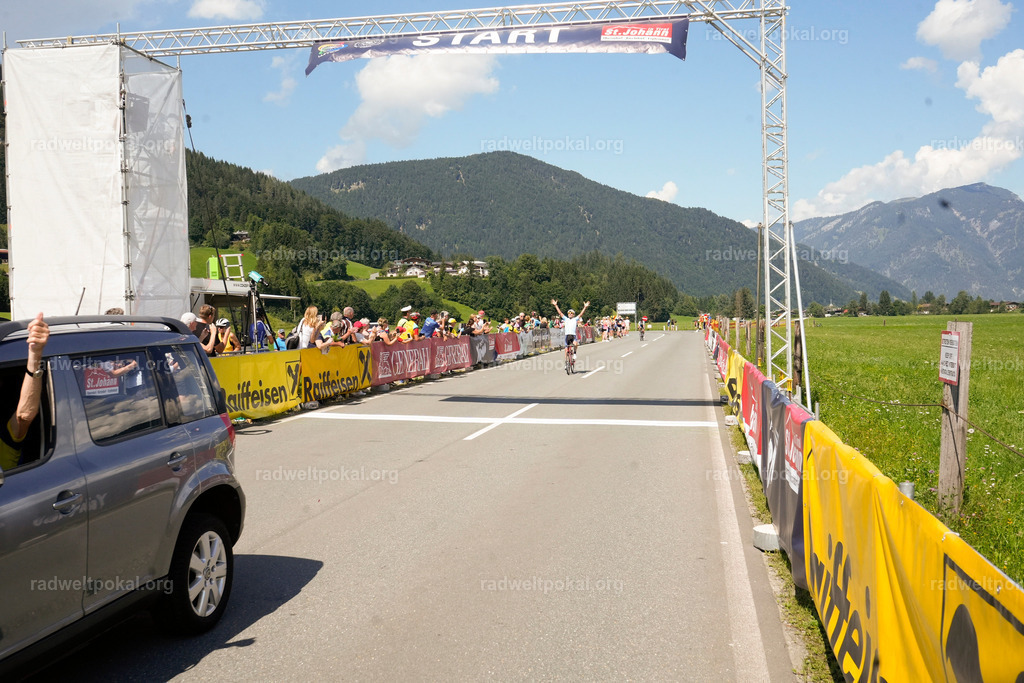682_20230817_Bewerb_Maenner_Muehlanger | AUT - OESTERREICH, 2023-08-16: SPORT RENNRAD-FAHREN - 55. INTERNATIONALER RADWELTPOKAL IN ST. JOHANN IN TIROL  - Vintage-Radrennen mit WM-Bronze-Medaillen-Siegerin Christina Schweinberger, den Teilnehmer und Alexander Baumann (vom Orginastions-Team) - TAG 2 BEWERB MAENNER IN SECHS GRUPPEN  ; Foto: Roland Muehlanger
