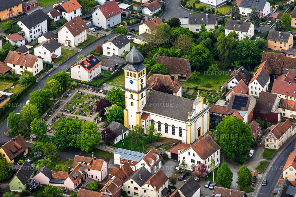 Luftbild: Friedhof und Kirchplatz mit St. Vitus im Ortsteil Langendorf in Elfershausen im Bundesland Bayern in Deutschland.Foto: IMG_155591.jpg vom 03.05.2026 durch Werner Riehm/FLY-FOTO.deAuflösung des Originals: 5745 x 3830 pxPastoraler Raum Hammelburg: PG Saalekreuz