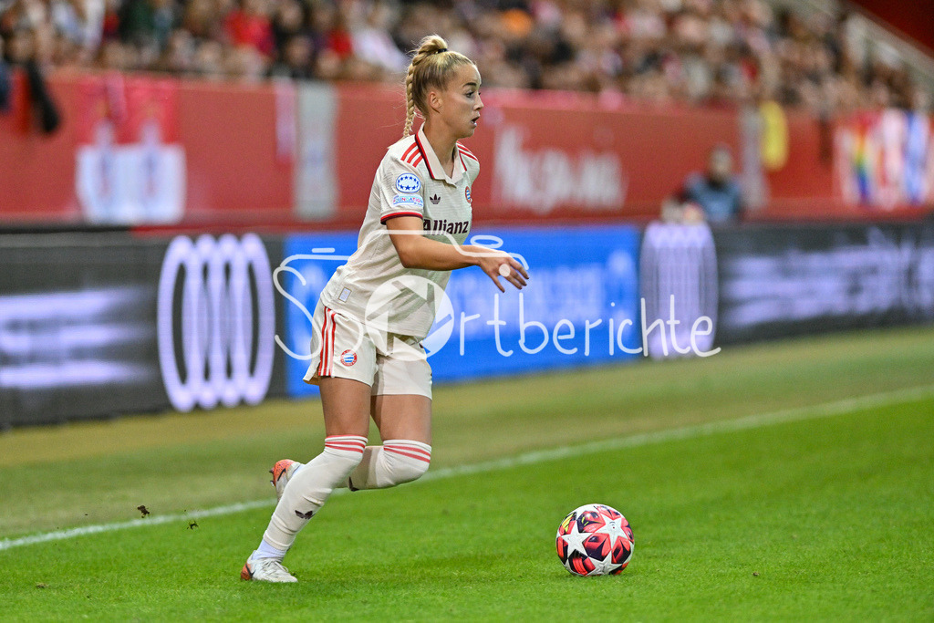 FC Bayern München Frauen - Arsenal London Frauen | am Ball Giulia GWINN (FCB #7) / Freisteller / Einzelfoto / UEFA Womens Champions League: FC Bayern München Frauen - Arsenal London Frauen, FC Bayern Campus am 09.10.2024