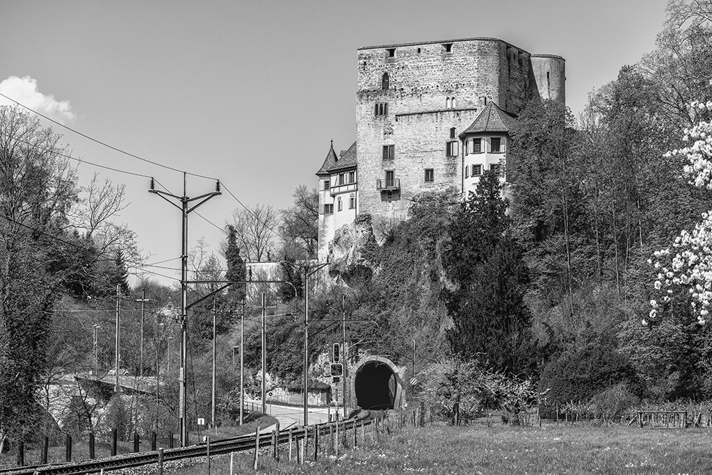 Schloss Angenstein | Das Schloss Angenstein in Duggingen BL, Schweiz. - Realisiert mit Pictrs.com