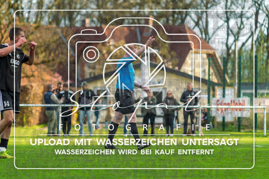 FGFSSGN-1009 | David Grabowski (Schiedsrichter) beim Herren 3. Kreisklasse HK Spiel zwischen FG Fulde-Stellichte II und SG Nordheide III im Fulder Zentralstadion, Fulde (Simon Paul Stopat) - Realisiert mit Pictrs.com